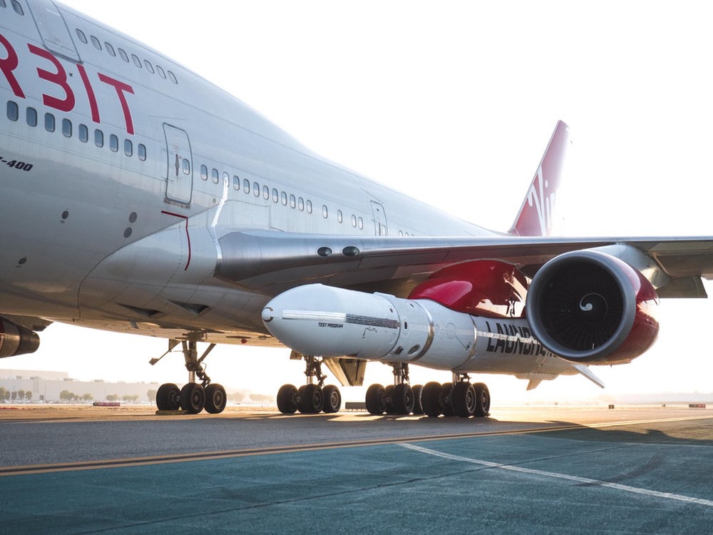 IMAGENS LauncherOne é fixado sob a asa do Boeing 747 Cosmic Girl da