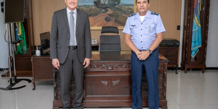 BRASIl Comandante da Aeronáutica recebe Presidente e CEO da Embraer