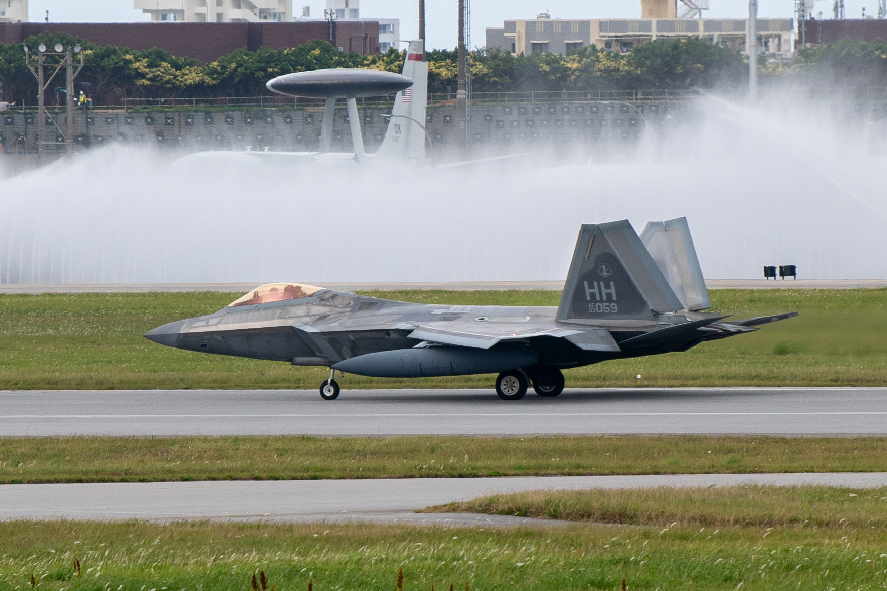 IMAGENS USAF envia caças F 22 Raptors para o Japão