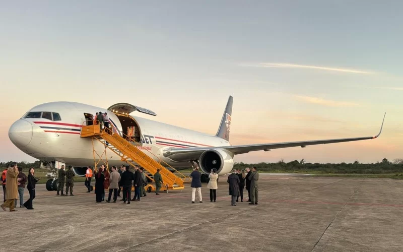 IMAGENS Boeing 767 ajuda humanitária da Itália chega na Base Aérea