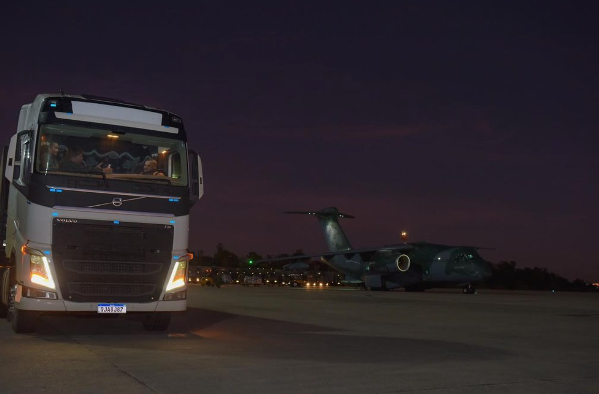 IMAGENS FAB Exército Brasileiro e sociedade civil transportam mais de