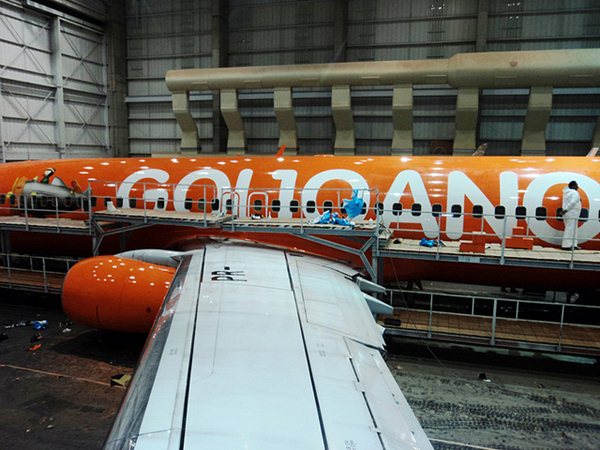 IMAGENS: Boeing 737-800 com pintura especial de 10 anos da companhia aérea  GOL