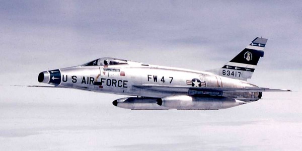 O F-100 foi o primeiro caça da Série Century e o primeiro do Ocidente a manter velocidade supersônica. (Foto: kevsaviationpics.com)