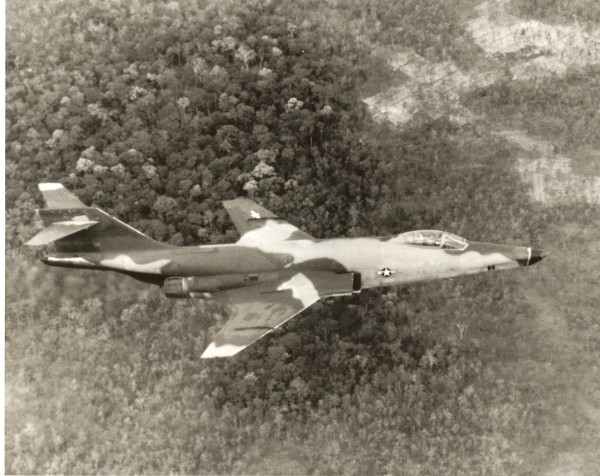 O RF-101C foi um dos primeiros aviões a jato a seguir para o Vietnã e o único modelo do Voodoo a lutar naquele conflito. Constituíam as mais importantes plataformas de reconhecimento da USAF. (Foto: xf90.com)