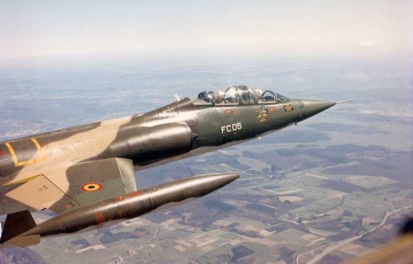 Para o treinamento de pilotos, a Lockheed desenvolveu o TF-104G, versão biplace. Não possuía o canhão rotativo interno. (Foto: Força Aérea da Belgica)