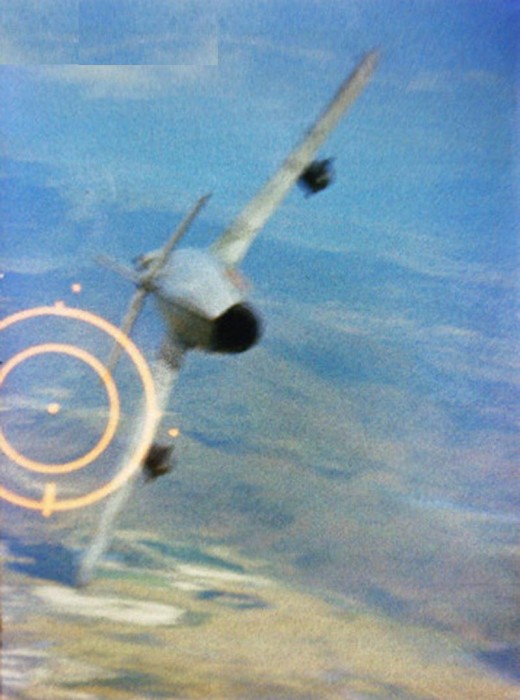 Imagem clássica. A camera automatica de um F-105 pilotado pelo Major Ralph Kuster Jr, registra o momento em que o canhão M61A1 “cospe chumbo” sobree um MiG-17 da VNAF. O abate se de em 5 de junho de 1967. (Foto: U.S. Air Force photo)
