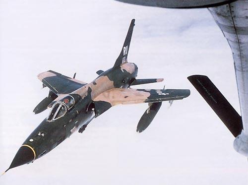 Os F-105s começaram a efetuar ataques no Vietnã no início de 1965. (Foto: uploadimage)