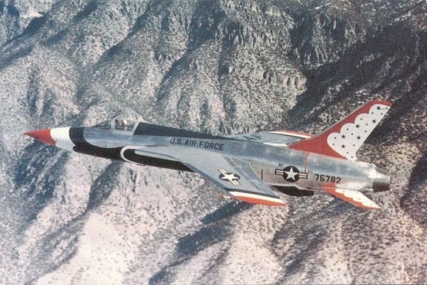 Apesar do seu enorme tamanho e "pouca" manobrilidade, o Thunderchief foi usado pelos Thunderbirds, porém, após seis demonstrações, houve um acidente e o aparelho foi substituido pelo F-100. (Foto: militaryitems)