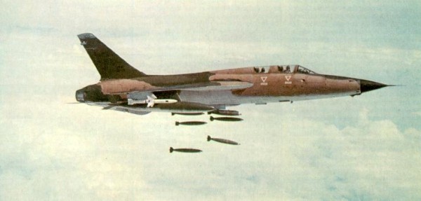 Um F-105F empenhado em uma missão de combate de dupla função, com carga de bombas e misseis anti-radar Shrike pintados de branco. (Foto: warbirdphotos)