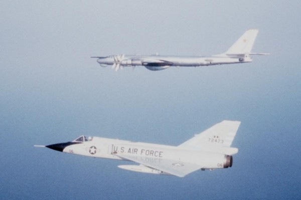 O F-106 foi o último caça exclusivamente na função de Interceptador para a defesa do território dos EUA. Na imagem acima, um Delta Dart da 102ª Ala Aérea de Interceptadores 'escolta' um Tu-95 sobre o Ártico, em 1982. (Foto: somethingawful)
