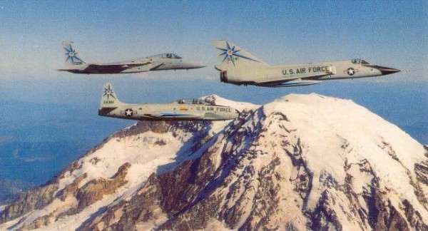 Na companhia de um TF-33, um F-106 forma com seu sucessor, um F-15. (Foto: skytrailer.com)