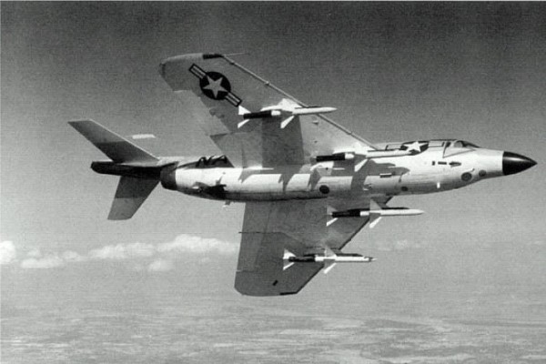 Um F3H-2M armado com os primeiros AIM-7 Sparrows. Logo depois, o caça também levaria o Sidewinder. (Foto: aviation.collection)