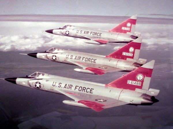 Formação em voo de três caças F-102 Delta Dagger da Guarda Aérea Nacional.