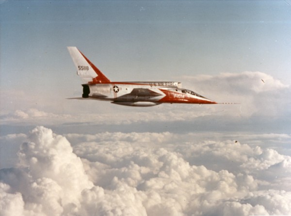F-107A Ultra Sabre em vôo. Alguns pilotos o chamavam de "comedor de homens", numa clara alusão à sua tomada de ar montada na parte superior, mas no caso de uma ejeção, o assento poderia facilmente ser ejetado. (Imagem: Robert F. Dorr)