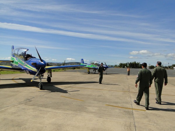 Dueto de Tucanos T-27 Esquadrilha da Fumaça 07/09/2011 