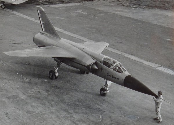 O F.1 voou pela primeira vez no dia 20 de março de 1969, em Istres. O novo avião tinha mais alcance, combustível e manobrilidade que o Mirage III. (Imagem: Coleção Particular)