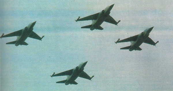 Formação de Mirage F.1 armados com misseis Matra 550, de curto alcance para dogfight. Apesar de ser um projeto relativamente conservador, o caça francês revelou-se muito flexível, alcançando grande sucesso no mercado externo. (Imagem: Coleção Particular)