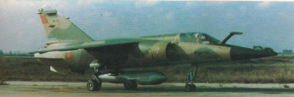 Os F.1 da Força Aérea Marroquina além de equipados com sonda para reabastecimento em voo, usam sob a fuselagem um pod contendo um radar AMI para missões de reconhecimento. (Imagem: Coleção Particular)