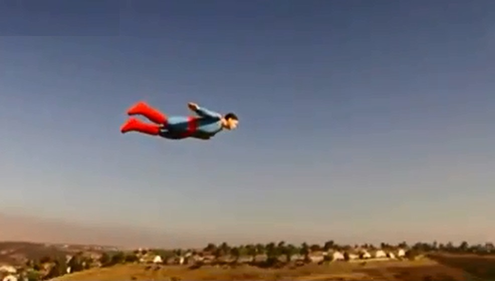 Pássaro? Avião? Não! Superman 