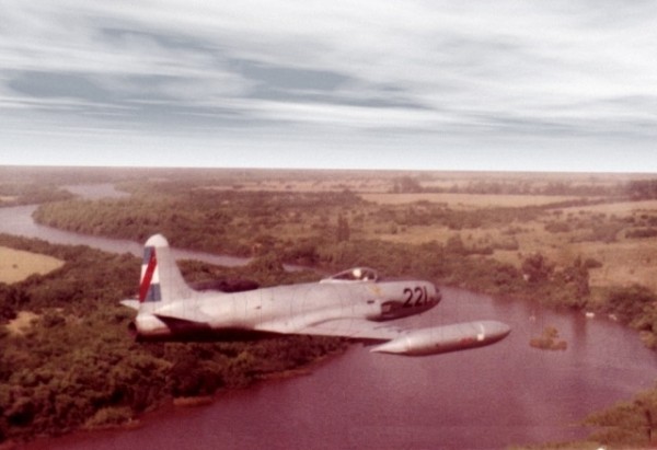 Fuerza_Aerea_Uruguaya_F-80C_FAU-221