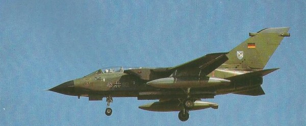 A Luftwaffe durante a Guerra Fria operava o Tornado em ações de ataque ao solo similares às da RAF. Algumas unidades adotaram um esquema de camuflagem, tipo lagarto; outras ainda usavam o cinza-verde original. 