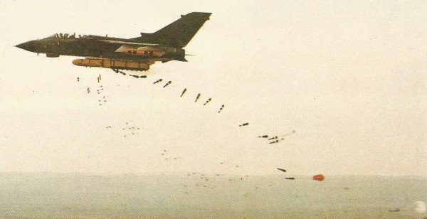 O pod JP233 libera centenas de bombas e minas que destroem aeroportos inimigos e retardam a recuperação (as minas ficam entre os destroços e explodem quando removidas).