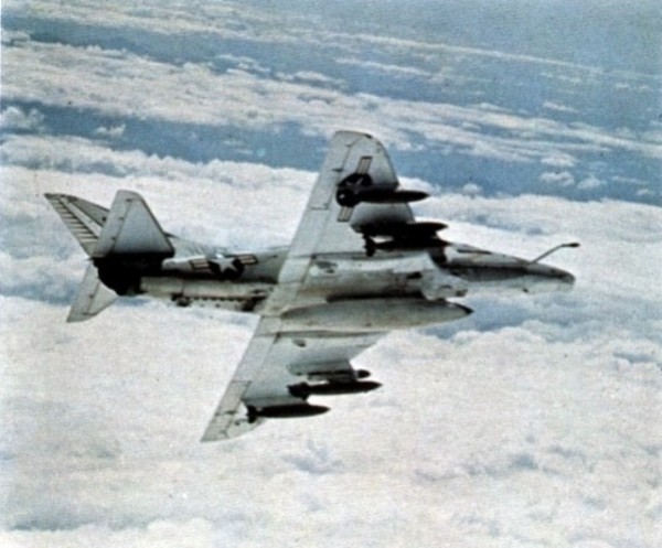 A-4F do esquadrão VF-55 em missão de bombardeio no Vietnã. A foto é de 1970.