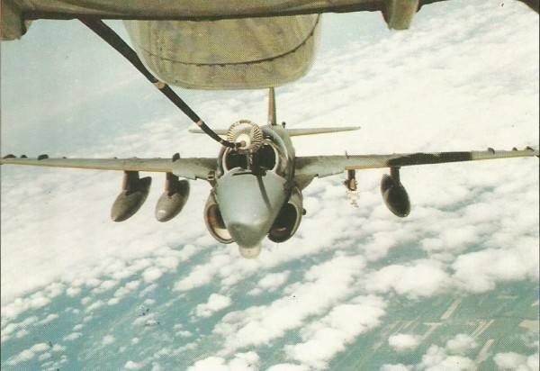 Um A-6E (TRAM) aproxima-se do avião-tanque para encaixar sua sonda na cesta da lança. 