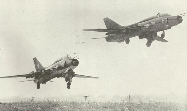 Dois Sukhoi desarmados decolam para uma missão de treinamento. O avião da frente é um "Fitter-G", uma versão biplace para treino de pilotos; o segundo é um "Fitter-H".