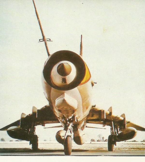 Um "Fitter-D" soviético mostra a janela do explorador laser montada no cone de choque e a característica carenagem do nariz.