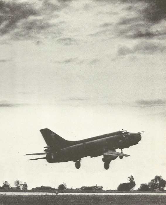 Cenas da Guerra Fria: Um Su-17 "Fitter-D" decola de um aeroporto do Distrito Militar de Leningrado, com um único casulo de foguetes no cabide externo. Em ação, o Su-17 pode carregar até oito desses pods.