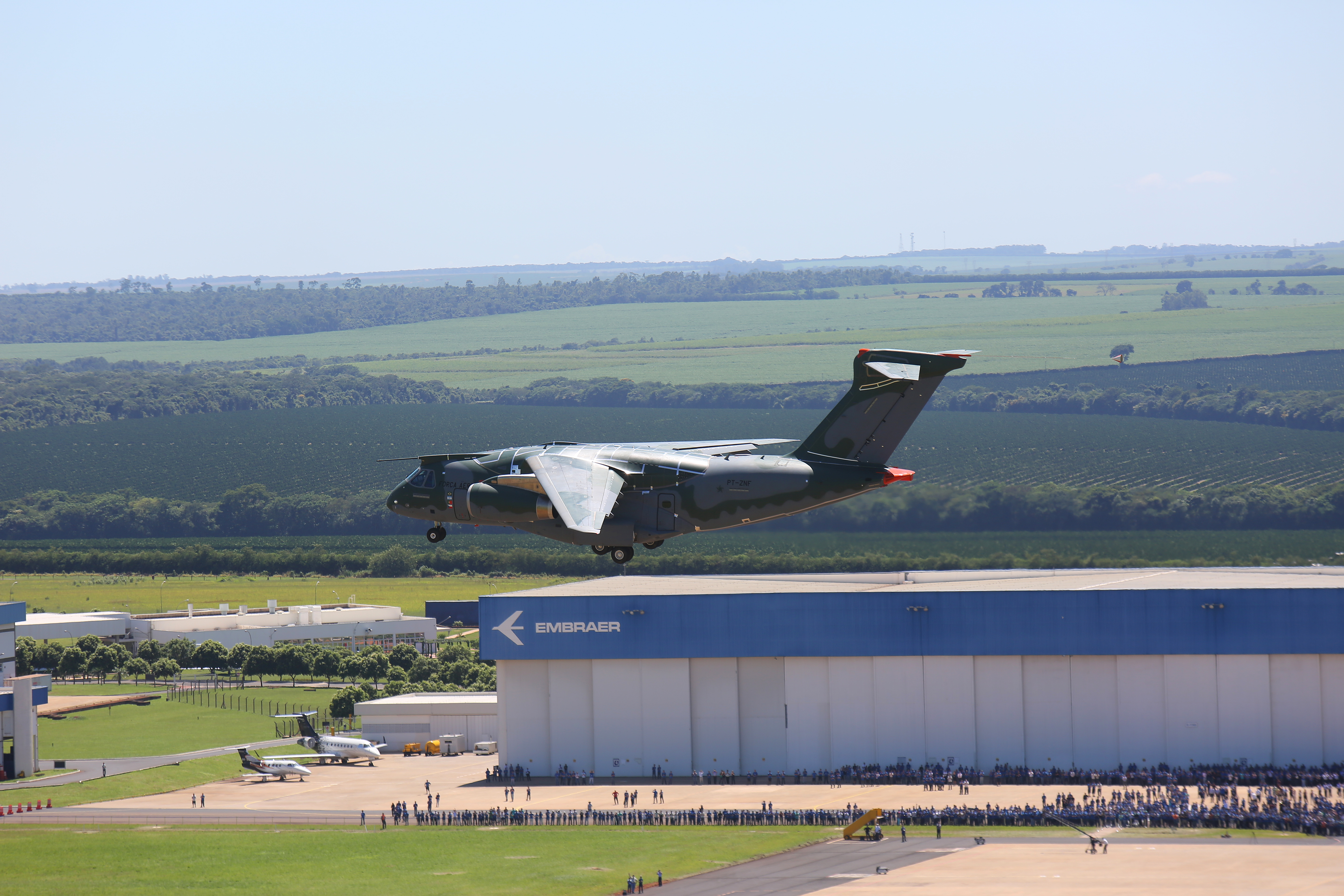 Embraer negocia a exportação de 32 aeronaves KC-390