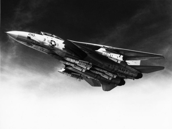F-14 do esquadrão VF-32 com sua carga máxima de mísseis Phoenix, seis ao todo.