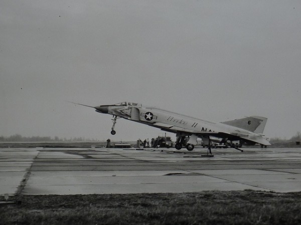 27 de maio de 1958: o primeiro protótipo F4H-1 decola do aeroporto de St. Louis. Em 1960, o 23º avião experimental embarcava em porta-aviões.