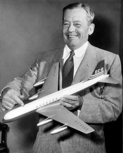O Sr. Douglas com um modelo do DC-8 nas mãos