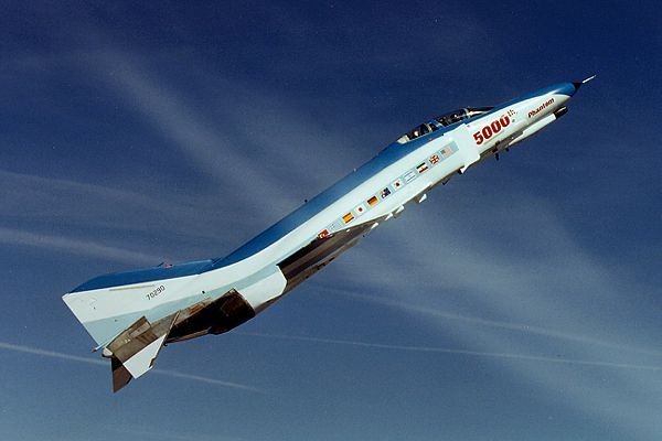 McDonnell Douglas F-4 'Phantom' ostentando a pintura comemorativa ao 5.000º Phantom produzido. O F-4 foi o jato militar mais bem sucedido do ponto financeiro da história!