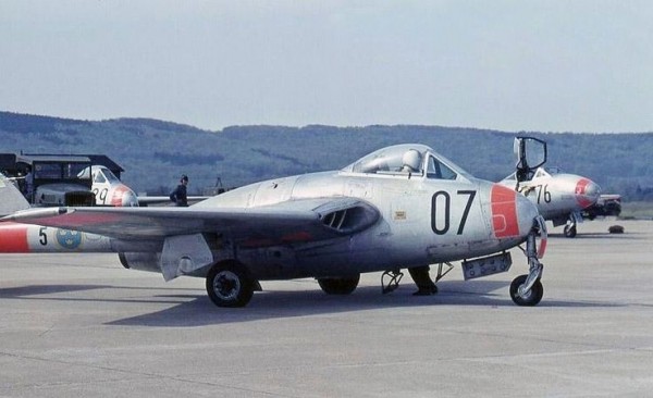 J 28A (De Havilland Vampire F.1)