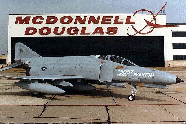 capa_McDonnell-Douglas-F-4E-67-MC-78-0744-Last-of-5057-Phantoms-built-at-St.-Louis-25-Oct-1979