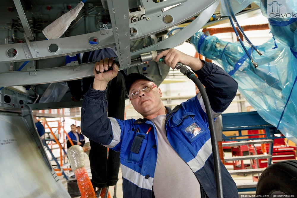 Техническое обслуживание самолета. Техническое обслуживание воздушных судов. Самолет в ангаре. Техническое обслуживание самолета. Ангары для самолетов.