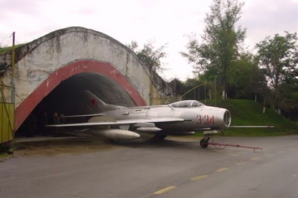 MiG-19 da Albânia em frente ao seu abrigo reforçado durante a Guerra Fria.