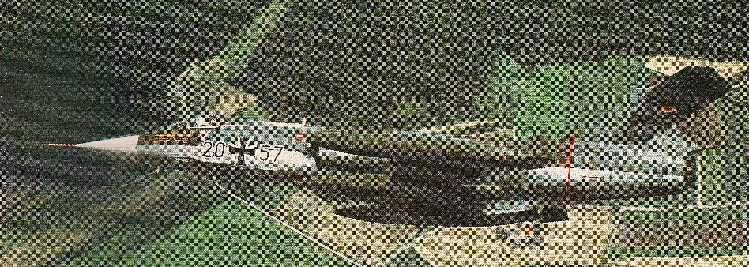 As linhas do Starfighter lhe valeram o apelido de "míssil com um homem dentro" está bem evidente. O desempenho do F-104 na Luftwaffe, porém, valeu-lhe uma fama negativa, devido à alta taxa de acidentes.