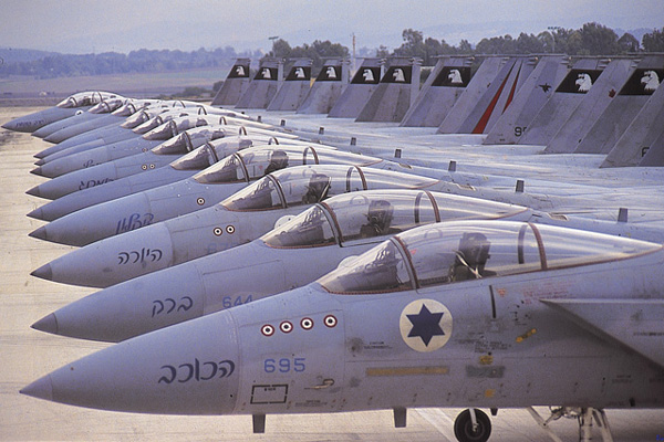 McDonnell Douglas F-15A Eagle de Israel, muito superior aos MiG-21 e 23 dos sírios. Na fuselagem, adiante do cockpit, estão as marcas de inimigos abatidos. 