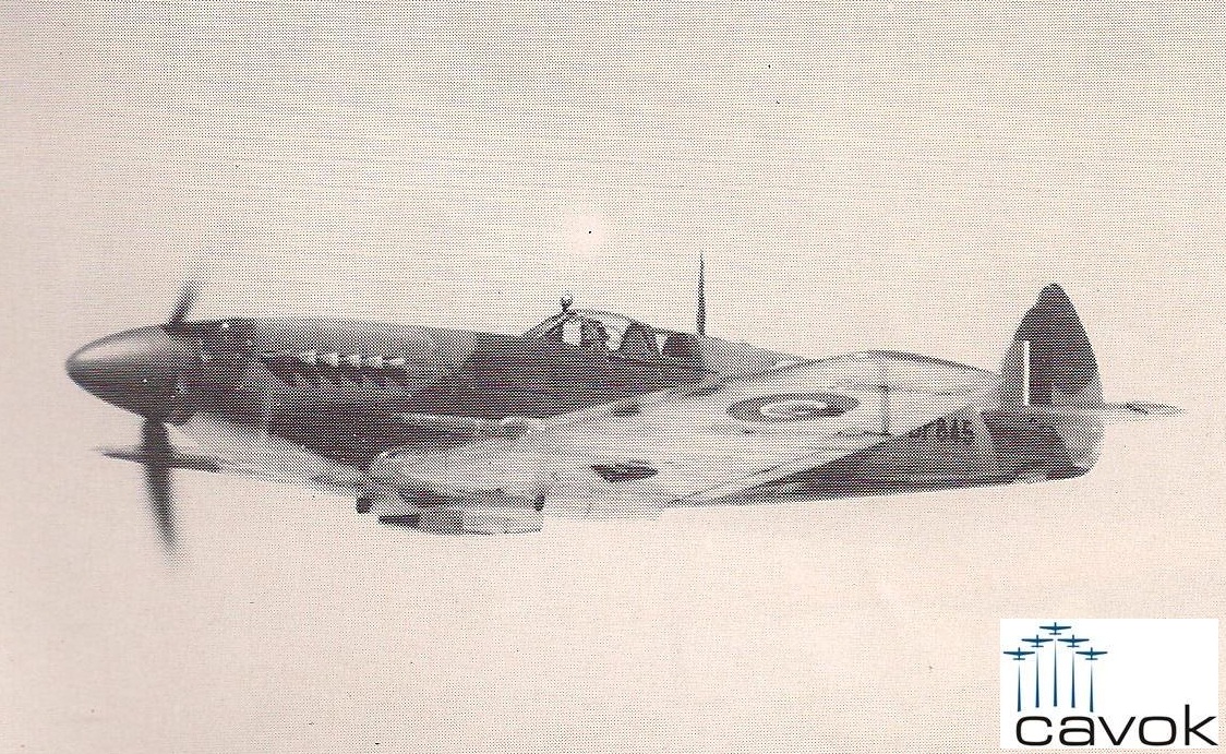 O protótipo do Mk XII já tinha asas "aparadas", o que o tornava próprio para interceptação a baixa altitude; também foi introduzido nos Spitfire de série o motor Griffon, alojado num nariz alongado, com protuberâncias para os cabeçotes.