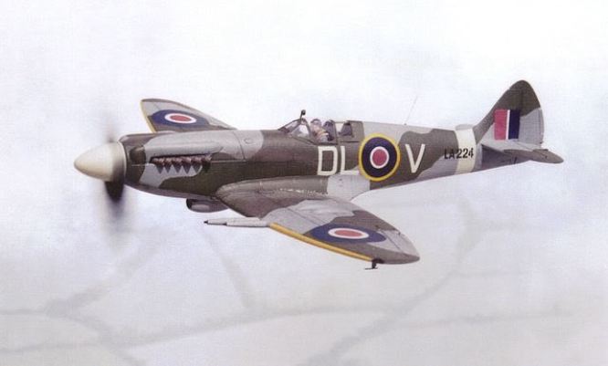 Protótipo do Spitfire 21, com canhões Hispano de 20 mm. Os motores Griffon 61 ou 64 acionavam hélices Rotol de cinco pás, mas os da série 65 giravam uma hélice de seis em sentido contra-rotativo.