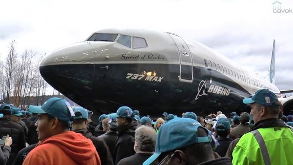 Apropriadamente batizado de "Spirit of Renton", o primeiro 737 MAX, saiu da linha de montagem em 08 de dezembro de 2015.