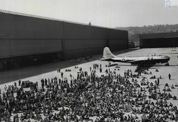 A B-29A de n. 1000 produzida em Renton, em 23 de agosto de 1945, após seu rollout.