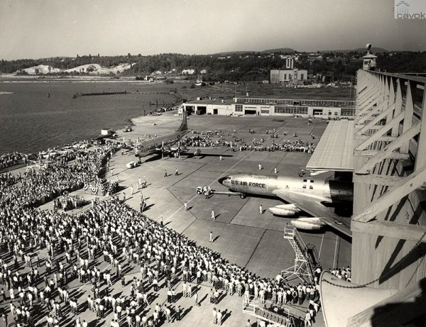 Cerimônia de roll out do primeiro KC-135A, Renton, 18 de julho de 1956. Ao fundo, à esquerda o último dos 888 KC-97 fabricados, que também saiu da linha de produção na mesma ocasião!