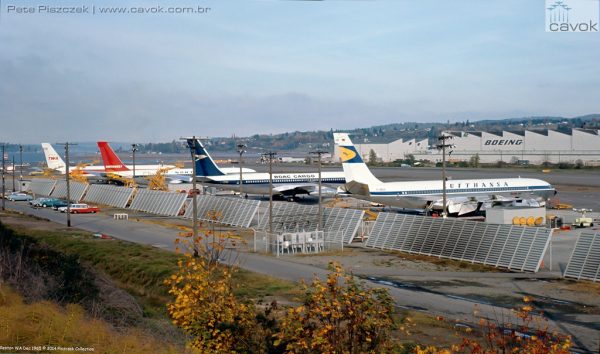 Nostálgica foto de 20 de dezembro de 1965, com a fábrica de Renton ao fundo, mostrando 707s da TWA, Northwest, BOAC e Lufthansa, pouco antes de sua entrega (que ocorria em Boeing Field).