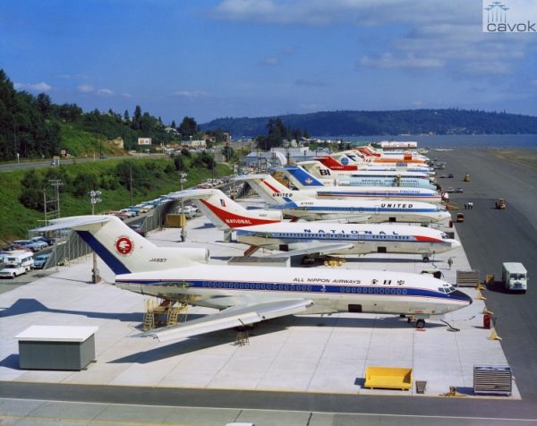 Em meados dos anos 60, uma séria de 727-100s na ala norte de Renton, já nas cores de seus clientes.