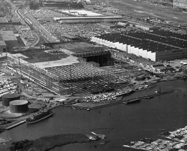 Foto aérea mostrando a construção dos hangares da linha atual de produção, em 1966.